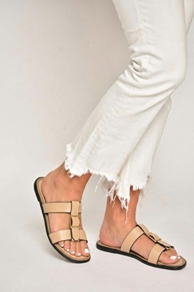 Fox Shoes Y973447209 Γυναικείες παντόφλες με λεπτομέρεια από δέρμα και αγκράφα