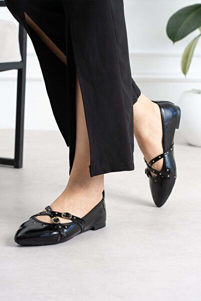 ShoeTek Γυναικεία μπαλαρίνα Avsa με χιαστί λουράκια και καρφίτσα, μαύρο λουστ...