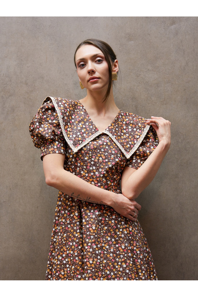 KÜÇÜĞÜM BUTİK Βίντατζ καφέ φλοράλ φόρεμα με κοντά μανίκια και μεγάλο γιακά