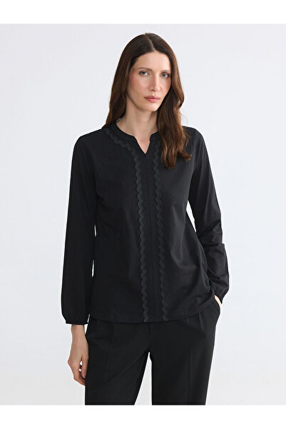 LC Waikiki Nevavm Farkıyla Kaçık Collar Embroidered Blouse