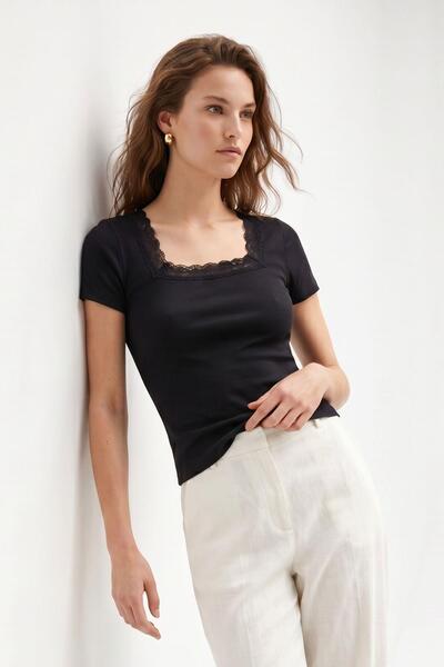 Rays Tricou negru cu guler pătrat și detaliu din dantelă 8577A