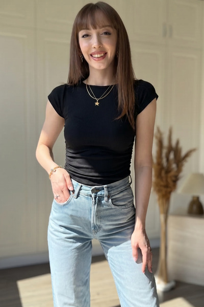 Dilay Gökoğlu Butik Body negru cu mâneci scurte și talie elastică
