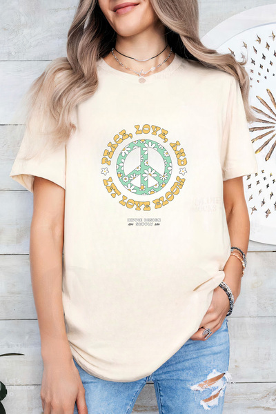 Sarah's Boutique Women's T-shirt – 100% cotton – Peace Love