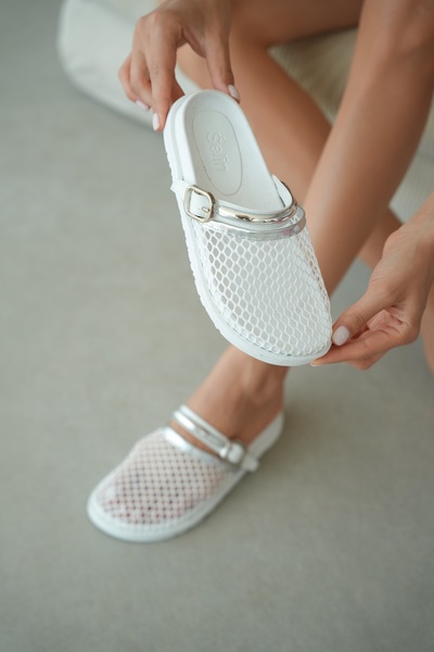 selin shoes شبشب نسائي من فيليس مزين بالفضة ومشبك قابل للتعديل - أبيض