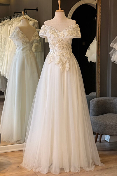 Lenta Moda Beyaz Büyük Çiçek Detaylı Maxi Boy Abiye ve Gece Elbisesi