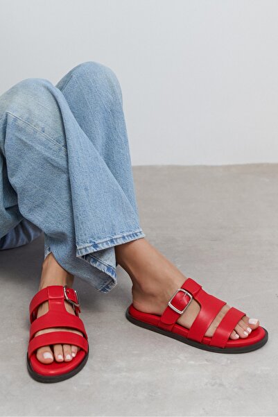 NİŞANTAŞI SHOES شبشب نسائي من Spirit باللون الأحمر غير اللامع مع تفاصيل مشبك ...