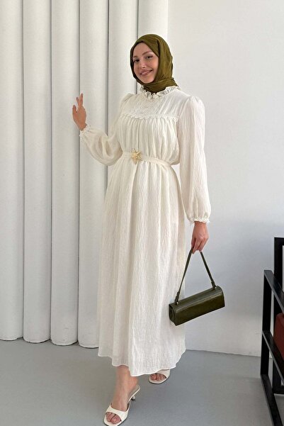 Modaensarbutik Kol Ve Yaka Dantel Detaylı Broş Kemerli Tesettür Elbise-EKRU