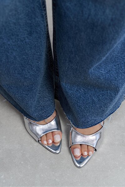 NİŞANTAŞI SHOES Papuci de damă cu toc subțire, cu vârf ascuțit și model argin...