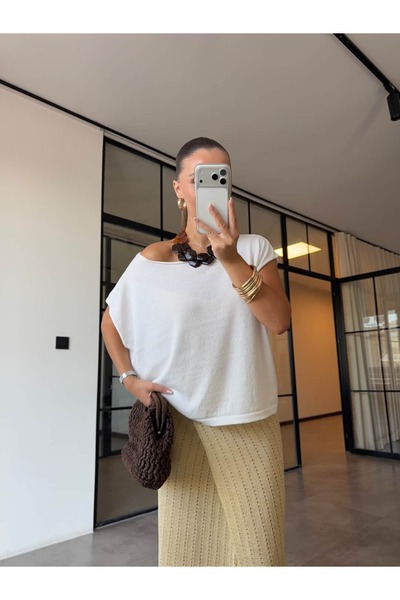 BB Bensu Buyruk Kayik Yaka Tri̇ko Bluz Ecru