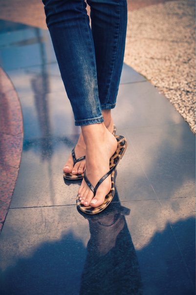 Dark Heel Women's Leopard Patent Leather Jelly Flip Flops Stylish Comfortable Walking Summer Sandals Beach Pool Sea Slippers
