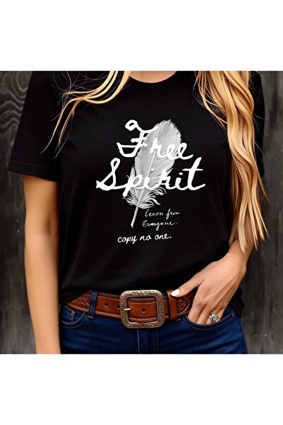 STITCHLY تي شيرت نسائي بطباعة ريشة وعبارة Free Spirit، قطن 100%، 180 جرام لكل...