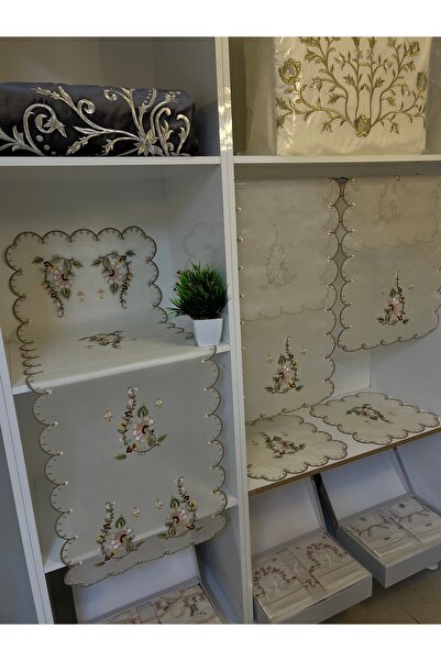 Home Karlla Ödemiş ipeğinden üretilmiş 5 parçadan oluşan nakışlı salon seti.