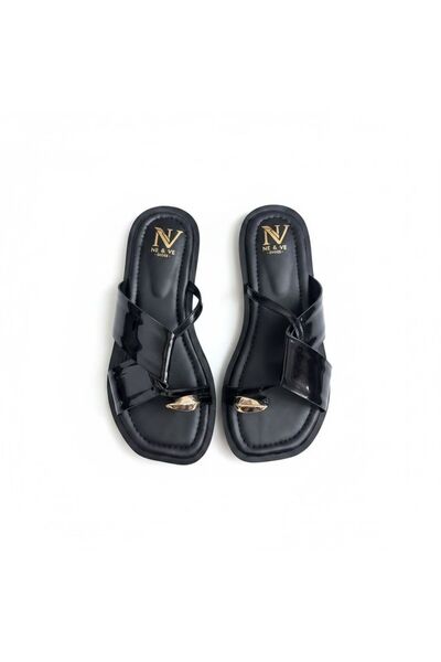 NE&VE SHOES شبشب نسائي من الجلد الأسود اللامع مع تفاصيل إكسسوارات مميزة