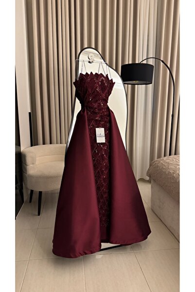 Nareen Fashion Luxurious Burgundy Evening Gown, Combining Elegance and Sophis...