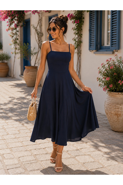Kokosh moda Κομψό φόρεμα από κρεπ με λεπτές τιράντες και λεπτομέρεια δαντέλας...