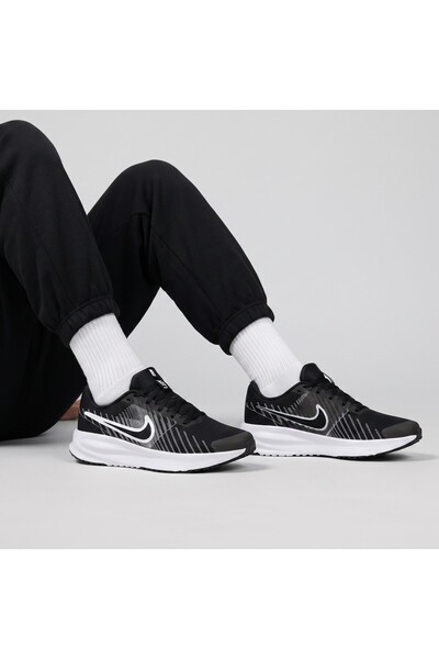 Nike حذاء رياضي للمشي اليومي باللون الأسود من Run Defy (مقاس ضيق)