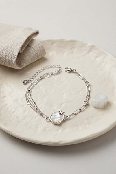 Inure Jewelry سوار نسائي من النحاس الفضي اللون مع سلسلة على شكل صدفة البحر