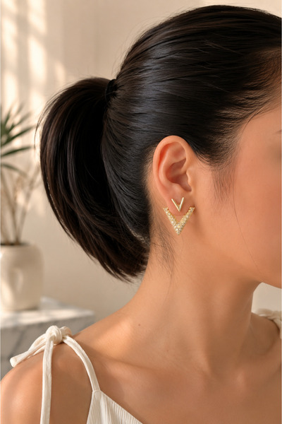 ANKA JEWELLRY أقراط نسائية بتصميم حرف V مرصعة بحجر الزركون الفولاذي |   نموذج...