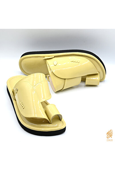 Leather & shoea حذاء شرقي اصفر لامع
