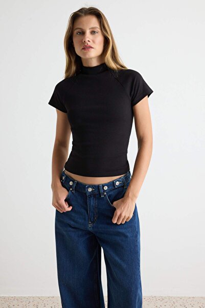 Trendyol Collection تي شيرت أسود سادة بياقة عالية وأكمام راجلان قصيرة ومضلعة ...