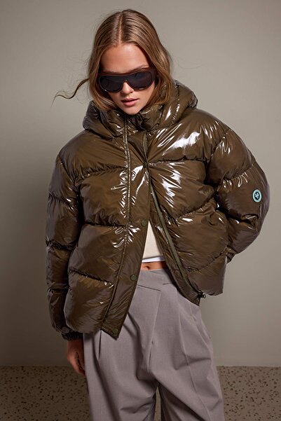 Trendyol Collection معطف منفوخ ذو غطاء رأس كبير الحجم بلون كاكي داكن ومقاوم ل...