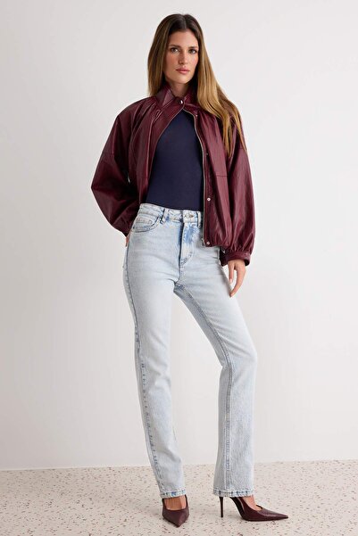 Trendyol Collection بنطلون جينز أزرق فاتح أكثر استدامةً بخصر مرتفع وقصة ضيقة ...