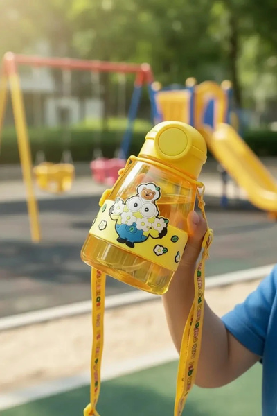 Miniso Minions Lisanslı Otomatik Kapaklı Askılı Plastik Çocuk Suluğu 800 ml