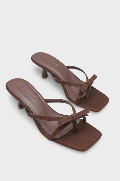 Capone Outfitters Γυναικείες παντόφλες Rebekah Saten με μεσαίο τακούνι και αμ...