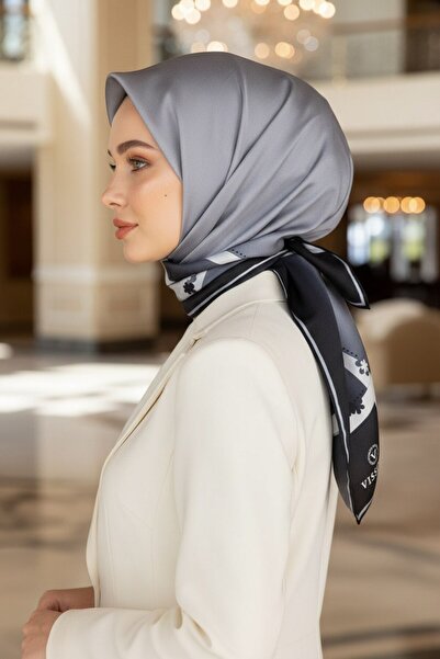 Vissona 100% حافة حريرية من نسيج التويل مع زخارف زهور رمادي - فضي اللون 90x90...