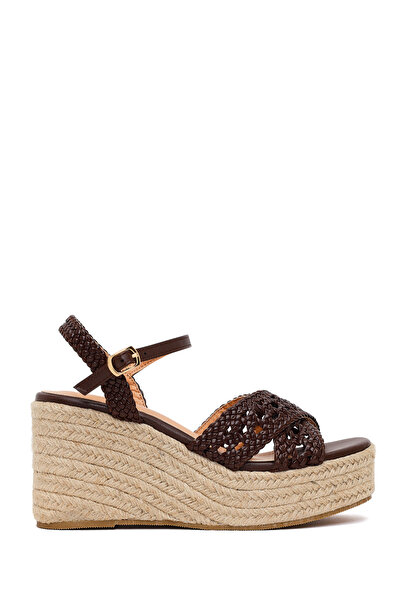 Derimod Kadın Kahverengi Bilekten Tokalı Örgülü Dolgu Topuklu Espadril Sandal...