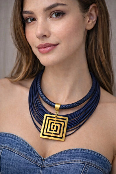 Kutcha Accessories Lacivert Deri Labirent Gold Uç Kolye