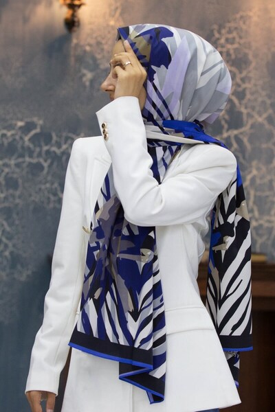 Vissona KREP ZEBRA VE ÇİÇEK DESENLİ SAKS RENKLİ 75X195 KIRIŞMAZ ŞAL