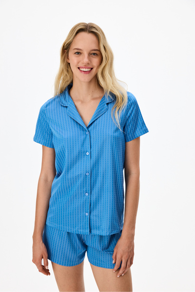 Penti Blaues Skyline Satin-Pyjama-Set mit kurzärmeligen Hemden und Shorts
