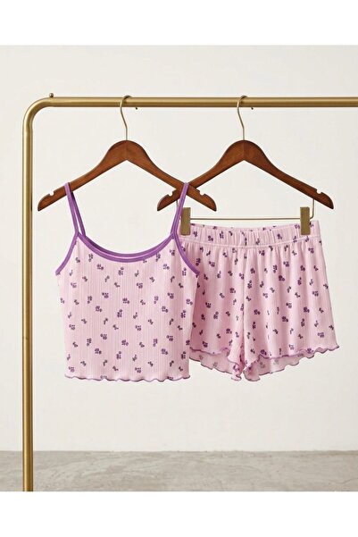 lila çiçek desenli fitilli askılı atlet ve şortlu kadın pijama takımı