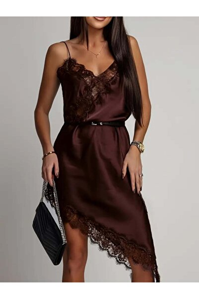 ADAMODA.RO Κομψό μαύρο φόρεμα με ασύμμετρη δαντέλα