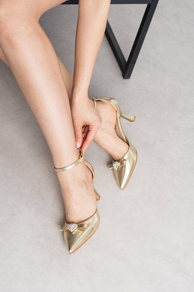 LORENN SHOES حذاء ليديا جولد سكين بحزام مرصع بالألماس للنساء بكعب عالٍ