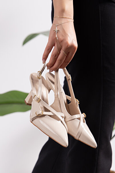PLN SHOES حذاء نسائي من الجلد اللامع باللون البيج مع حزام خلفي متقاطع ومقدمة ...