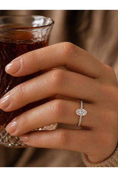 Crystal Diamond Zirconia Işıklı kutuda , Pırlanta ışıltılı 0.99 karat oval zi...