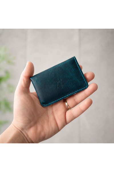 Oh Deer Leather حامل بطاقات من الجلد الأصلي - تصميم بسيط بزر إغلاق مفرد - أزرق