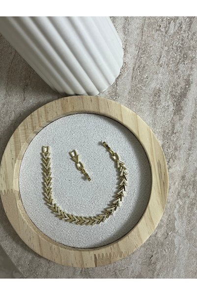 Veralys Atelier GOLD RENK V MODEL SIRALI TAŞ DETAYLI 14K ALTIN KAPLAMA ÇELİK BİLEKLİK