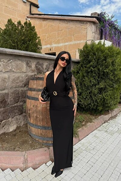 PEMAA فستان بفتحة جانبية وتفاصيل إكسسواراتية، وياقة على شكل حرف V، وخصر مطاطي.