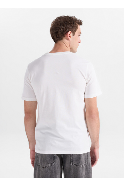 Jack & Jones تي شيرت أبيض للرجال بقصة قياسية مطبوع عليه شعار 12233999 JJECORP...