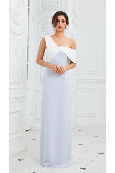 Independent Long Dress with Off-The-Shoulder Design and a High-End Feel in Sk...