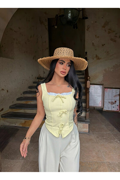 kırmızı butiks Crop galben cu șireturi la piept