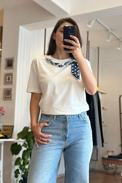Unique Boutique تي شيرت أبيض برقبة دائرية مع وشاح أزرق وتفاصيل من اللؤلؤ