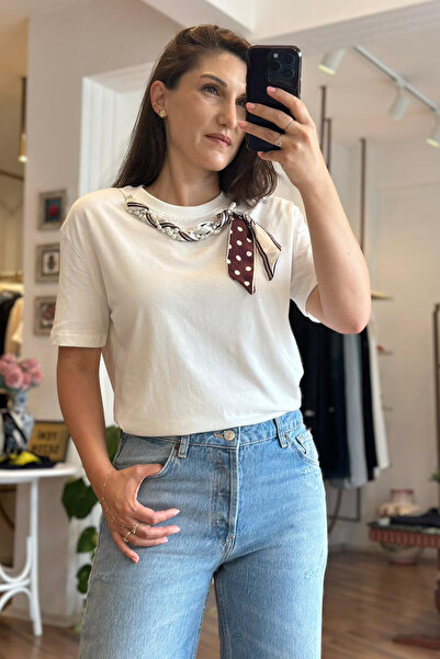 Unique Boutique تي شيرت أبيض برقبة دائرية مع وشاح أحمر داكن وتفاصيل من اللؤلؤ