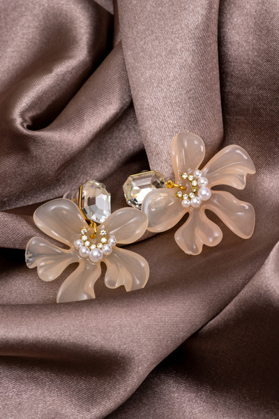 Süspüs Accessories أقراط أكريليك صفراء اللون مرصعة بالأحجار الكبيرة مع لؤلؤة ...