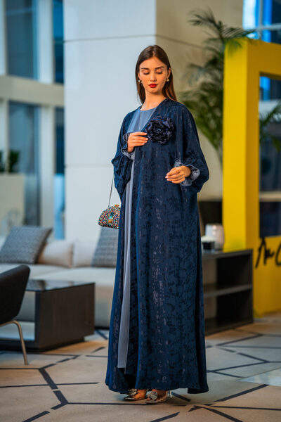 La fille elegante Luna Bloom