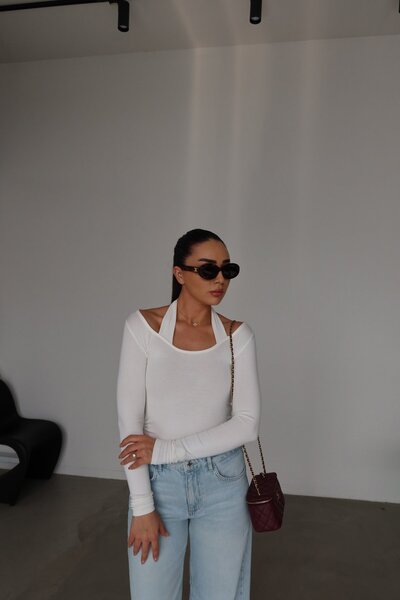 Özge Özgenç Poluobrana bluza sa vezanjem oko vrata
