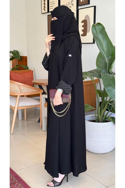 EKEA ABAYA عباية زهور الملكية من متجر (EKEA ABAYA) | عباية صيفية سوداء بقماش ملكي طايح بقصة نصف كلوش وأكمام منقطة أنيقة